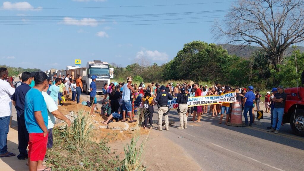 Manifestação de indígenas interdita trecho da BR-222 na manhã desta terça