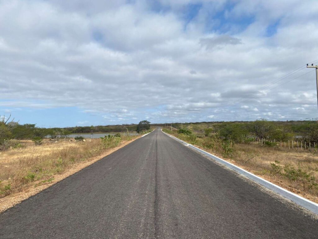 Trecho da CE-448, no município de Morada Nova, recebe nova pavimentação asfáltica