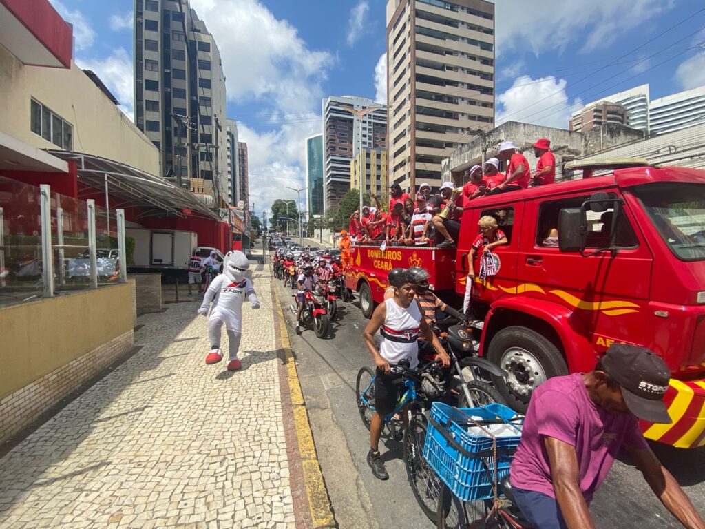 Carreata do Ferroviário anima ruas e avenidas de Fortaleza