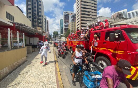 Carreata do Ferroviário anima ruas e avenidas de Fortaleza