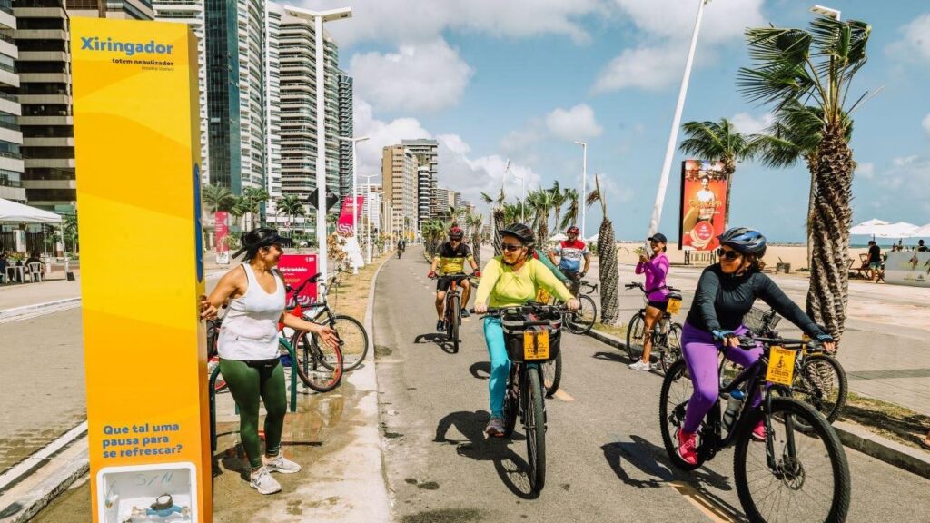 A Prefeitura de Fortaleza instalou um equipamento que borrifa água, na ciclofaixa da Avenida Beira-Mar, chamado de “Xiringador”.