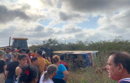 Ônibus com romeiros que iriam à Juazeiro do Norte tomba em Pernambuco e deixa uma pessoa morta