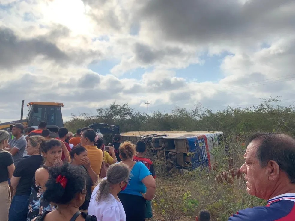 Ônibus com romeiros que iriam à Juazeiro do Norte tomba em Pernambuco e deixa uma pessoa morta