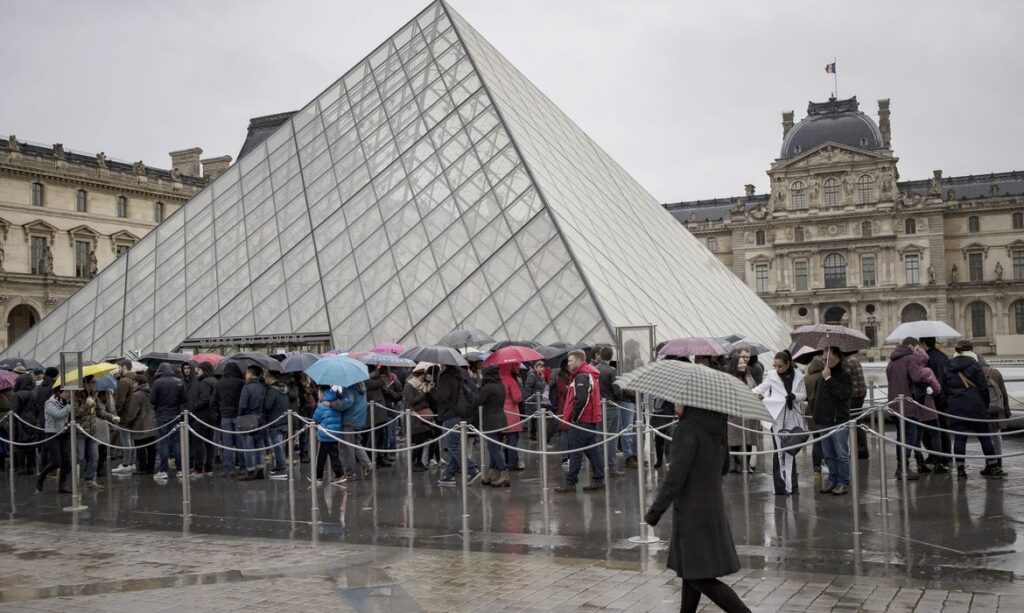 Ameaça de bomba fecha Museu do Louvre e Palácio de Versalhes, na França