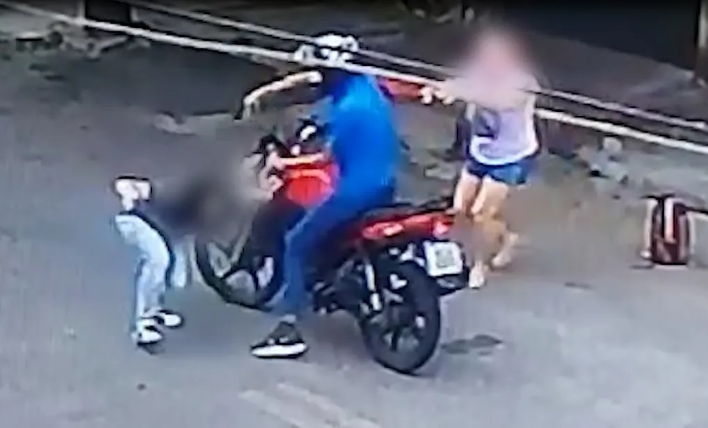 "Queria derrubar ele da moto", diz jovem baleada ao reagir a assalto com a mãe