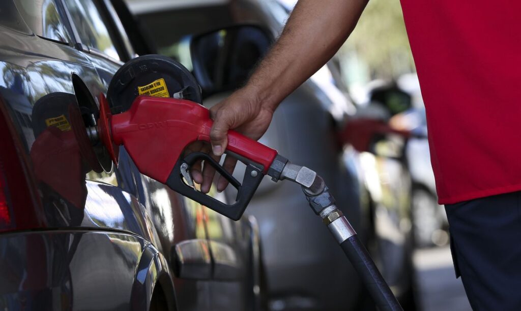Litro da gasolina chega a R$ 6,49 em Fortaleza; veja o preço em diferentes postos