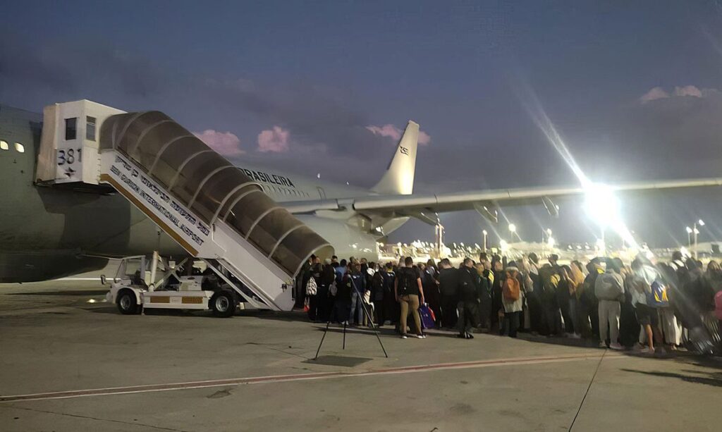 Segundo avião com brasileiros resgatados de Israel desembarca no Brasil