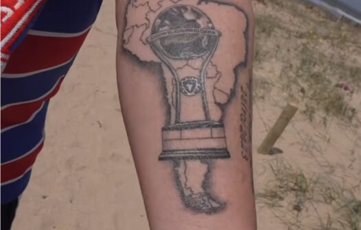 Torcedor do Fortaleza tatua taça da Sul-Americana antes da partida final