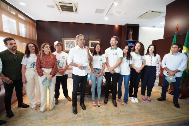 Elmano recebe alunos de escola cearense competindo no Prêmio Melhores Escolas do Mundo