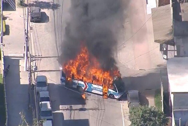 Ao menos 30 ônibus são incendiados por criminosos no Rio após morte de miliciano