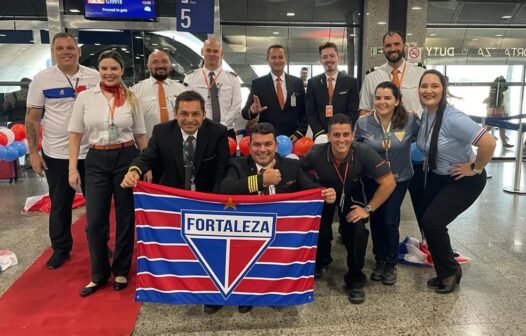 Tripulação do voo do Fortaleza posta foto com bandeira e camisas do time