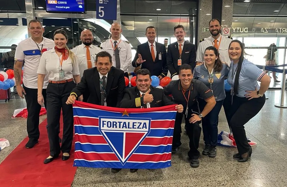 Tripulação do voo dos jogadores posta foto com bandeira e camisas do Fortaleza