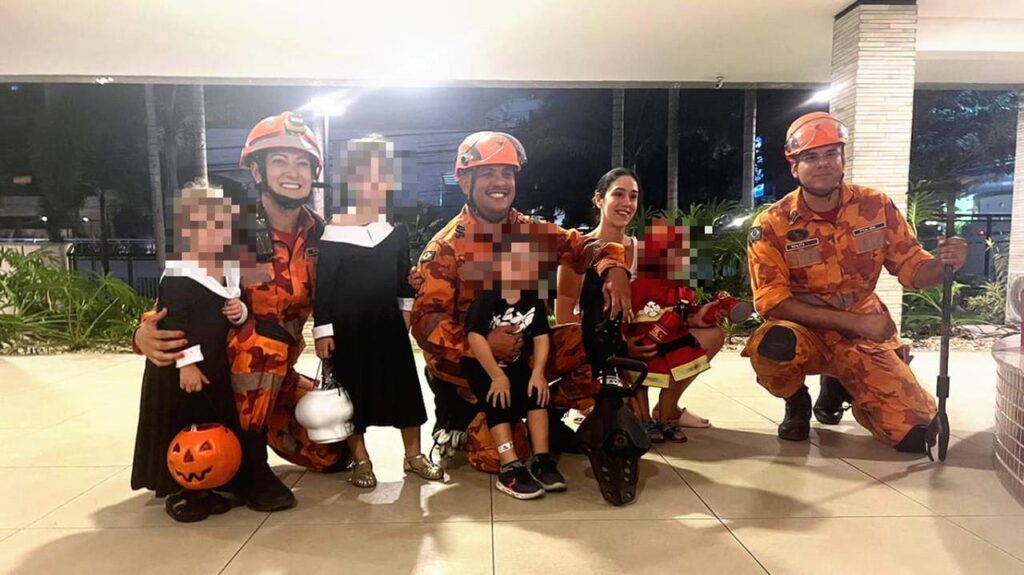 Crianças com fantasias de Halloween ficam presos em elevador