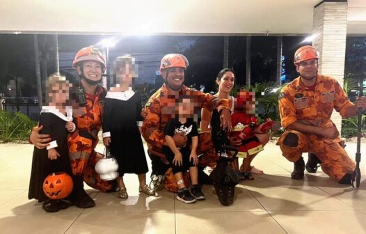 Crianças com fantasias de Halloween ficam presos em elevador