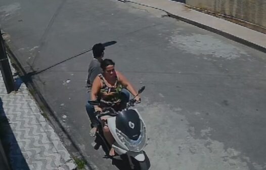 Duas pessoas em motocicleta são flagradas abandonando cachorro em bairro de Fortaleza