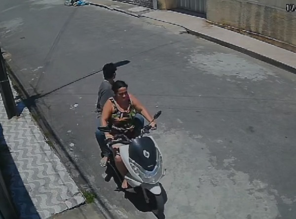 Duas pessoas em motocicleta são flagradas abandonando cachorro em bairro de Fortaleza