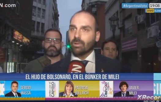 Eduardo Bolsonaro é cortado ao vivo em TV da Argentina por defender armas