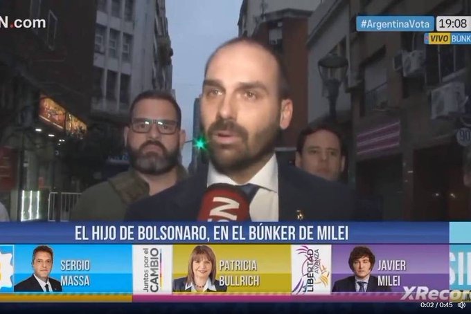 Eduardo Bolsonaro é cortado ao vivo em TV da Argentina por defender armas