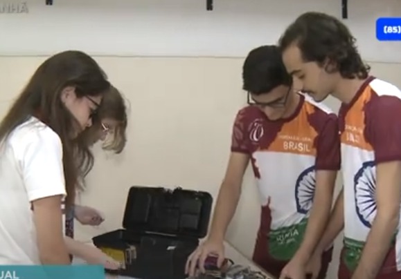 Estudantes fazem rifa com camisas do Fortaleza para participar de olimpíada internacional