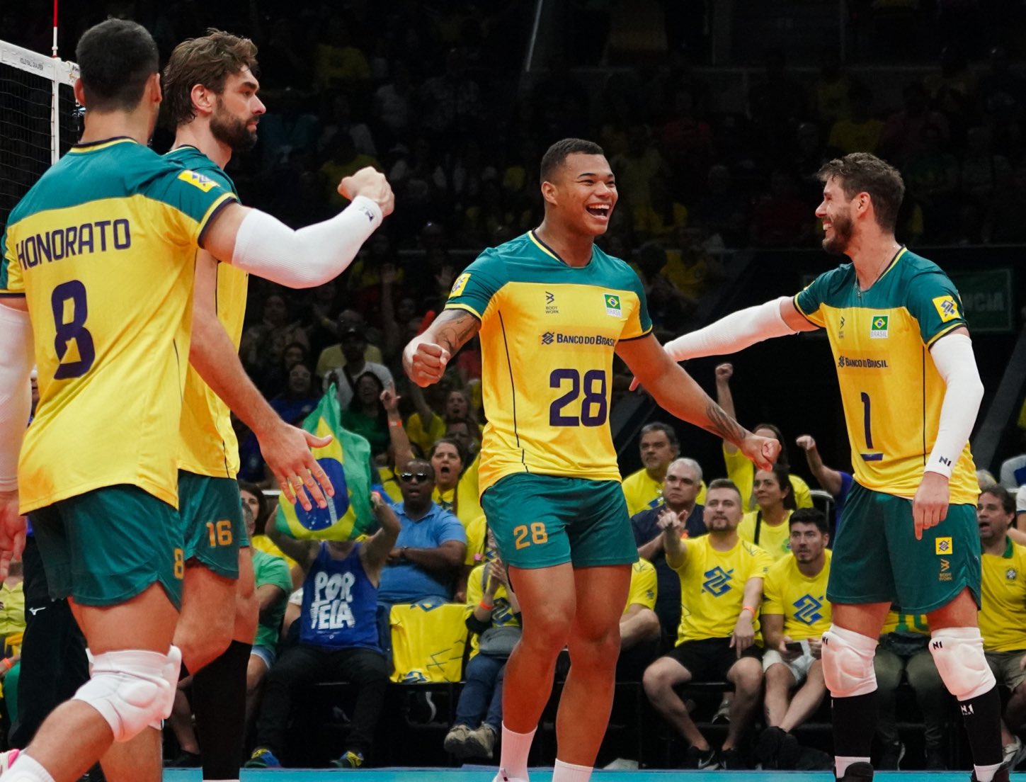 Brasil sofre, mas vence a Itália no tie-break e garante a vaga na Olimpíada  de Paris no vôlei masculino