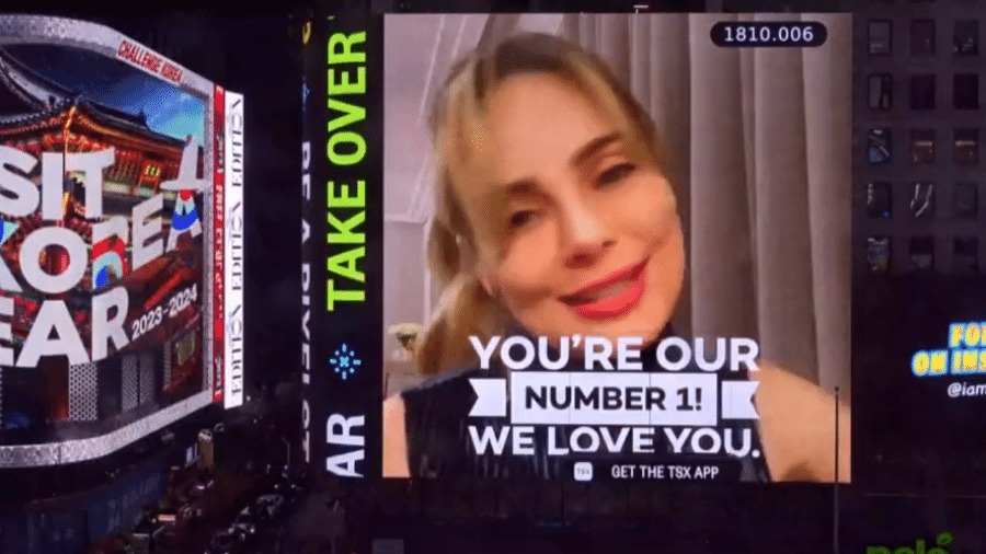 Surpresa: Fãs exibem vídeo de Rachel Sheherazade na Times Square