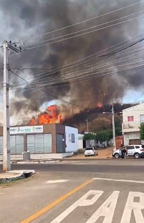 Incêndio atinge área de vegetação próximo a abrigo e cerca de 30 idosos são retirados às pressas