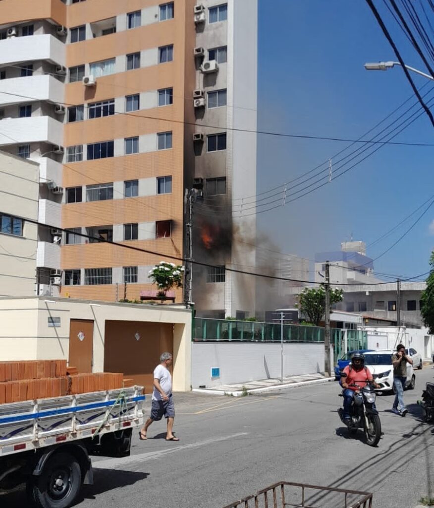 Incêndio atinge apartamento no bairro de Fátima, em Fortaleza; duas pessoas ficaram feridas