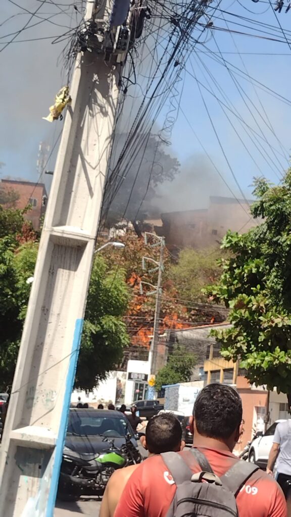 Incêndio em área de morro no Vicente Pinzón assusta moradores