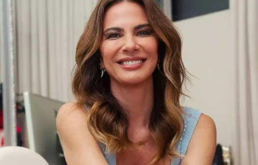 Luciana Gimenez apresenta ‘Superpop’ com rouquidão após cirurgia e diz: ‘Estou ótima’