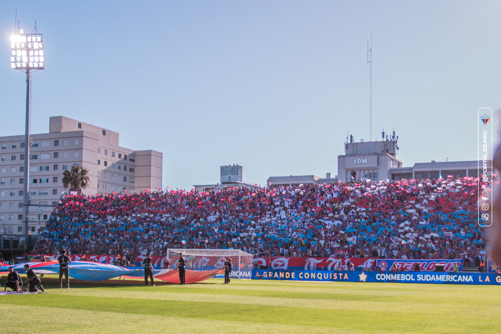 Torcida do Fortaleza exibe mosaico na final da Sul-Americana