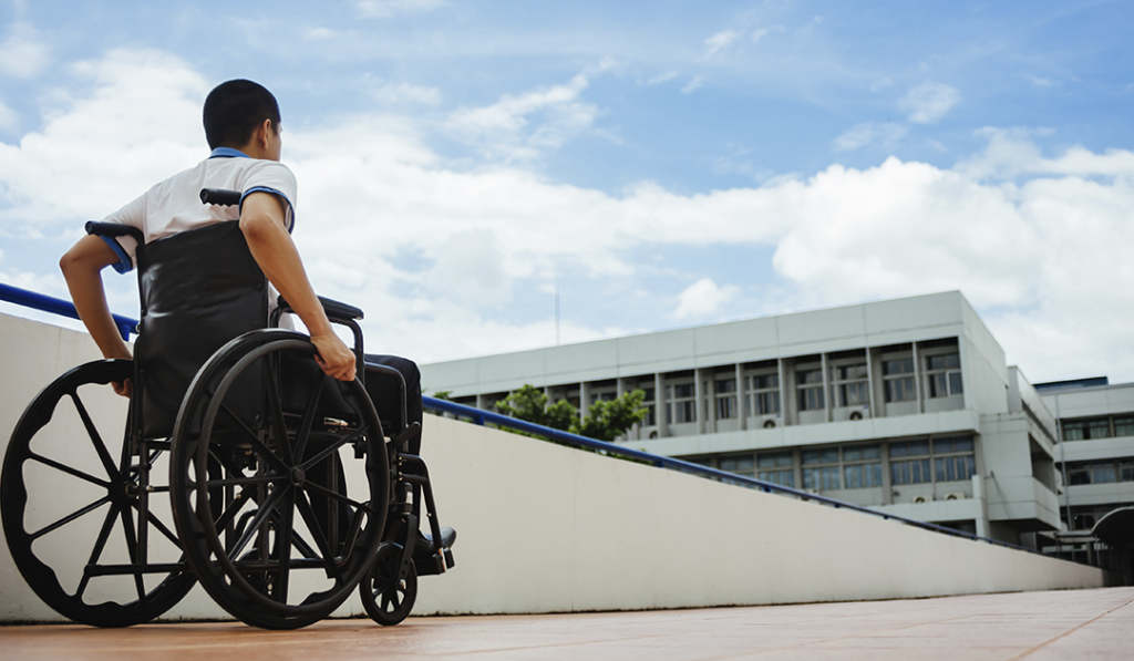 A falta de acessibilidade e os desafios enfrentados por pessoas com deficiência