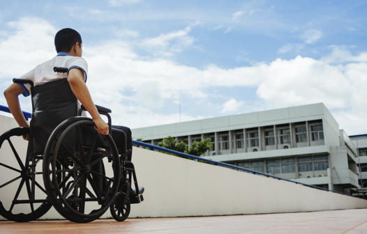 A falta de acessibilidade e os desafios enfrentados por pessoas com deficiência