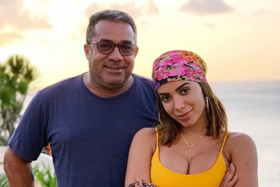 Pai de Anitta compara ações de Lula e Bolsonaro para resgate de brasileiros em áreas de conflito