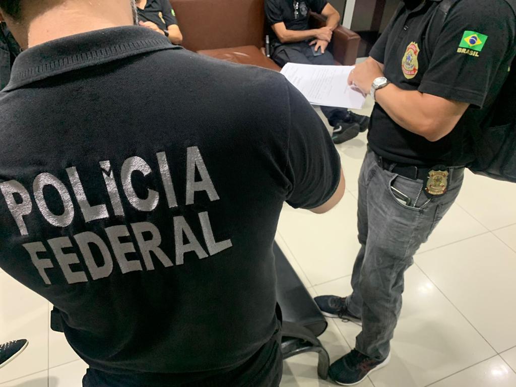 Polícia investiga casal por uso de diplomas falsos de engenheiro e arquiteta