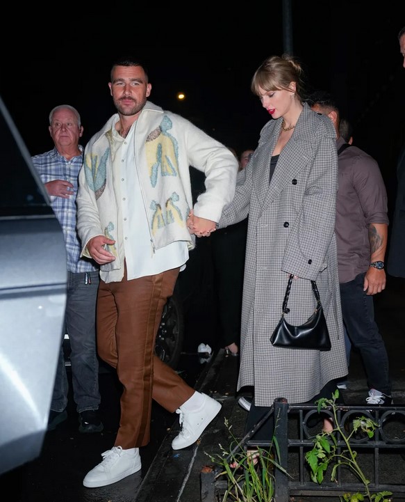 Taylor Swift e Travis Kelce aparecem de mãos dadas em festa