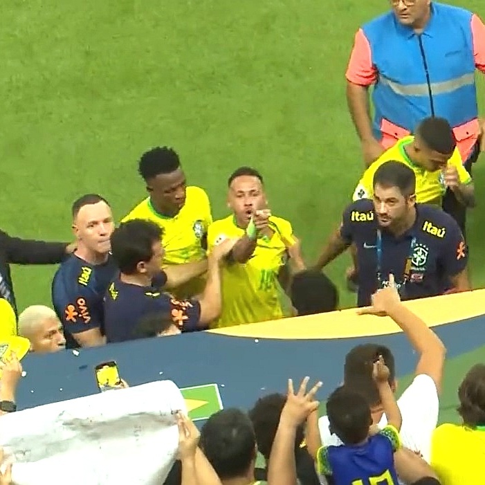 Neymar é atingido por saco de pipoca e se revolta com torcedores na Arena Pantanal