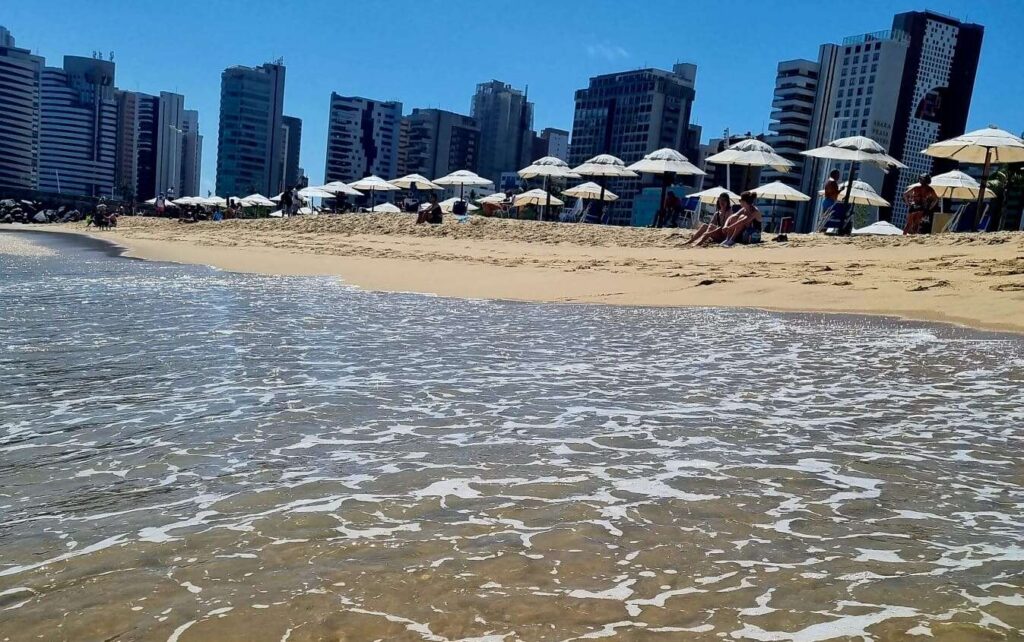 Casal de policiais é detido por praticar atos obscenos em barraca na Praia do Futuro