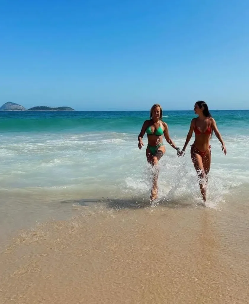 Eterna Garota de Ipanema, Helô Pinheiro e neta curtem praia no Rio