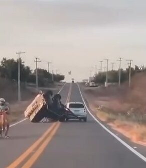 Casal com criança escapa por pouco após carro com paredão fazer zigue-zague