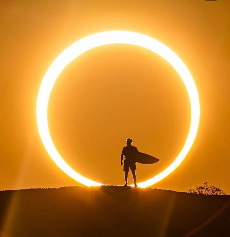 Surfista Ítalo Ferreira faz clique no momento exato do eclipse solar