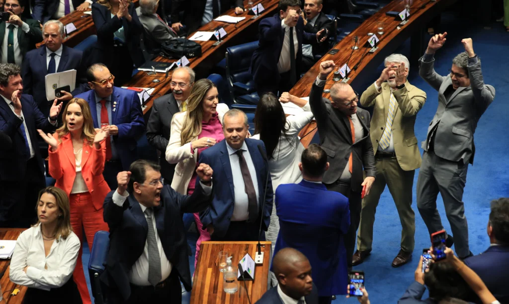 Senado aprova texto-base da reforma tributária em primeiro turno