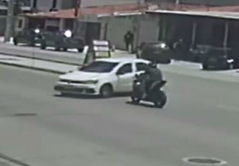 Vídeo: Motociclista colide em carro na Sargento Hermínio e vai parar em cima do veículo