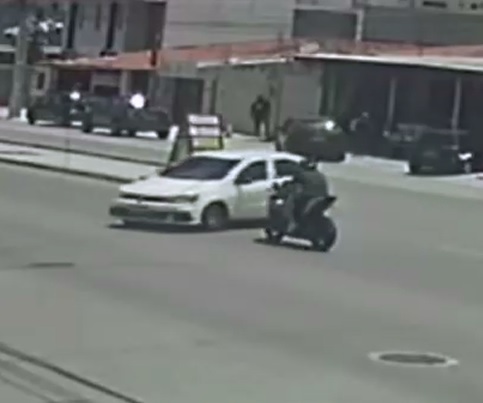 Vídeo: Motociclista colide em carro na Sargento Hermínio e vai parar em cima do veículo