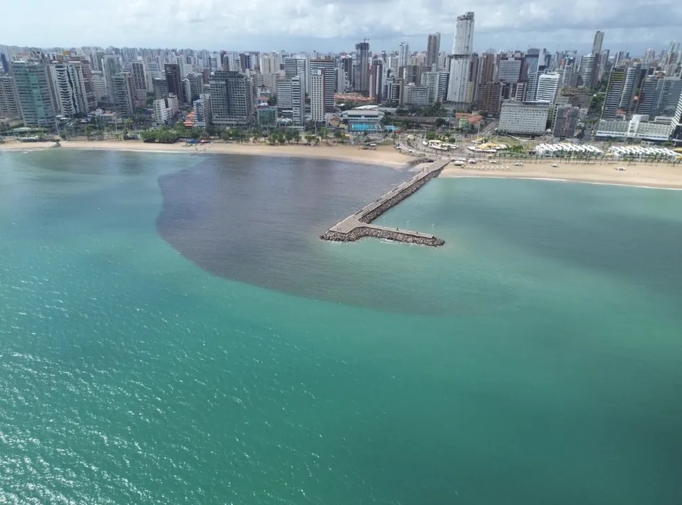 Sarto fala de “irregularidades da Cagece” após manchas no mar da Praia de Iracema