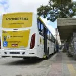 Elmano sanciona lei que concede passagem gratuita, no dia da eleição, no metrô e nos ônibus intermunicipais