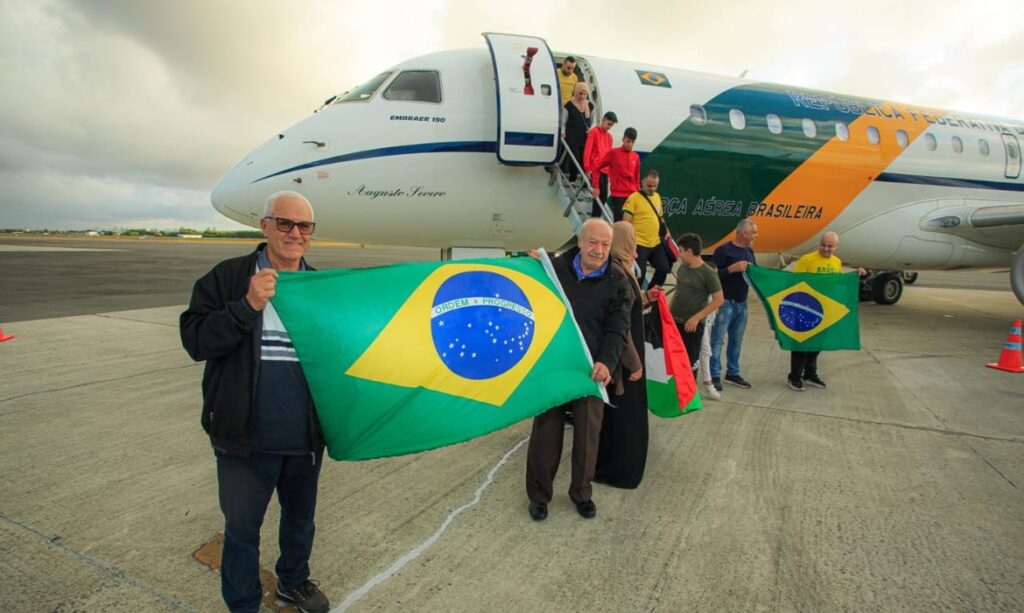 Avião da FAB com 32 brasileiros repatriados da Cisjordânia chega em Recife