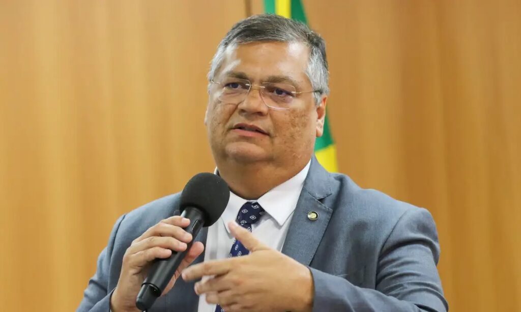 Flávio Dino anuncia proposta para fim da aposentadorias compulsórias para juízes e militares