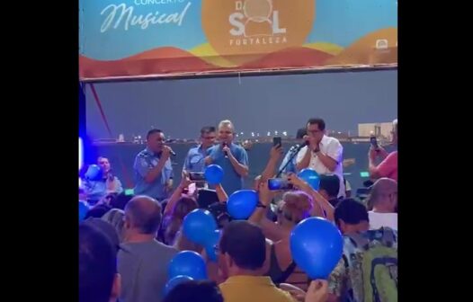 Sarto canta no palco em apresentação do Projeto Pôr do Sol, na Beira Mar