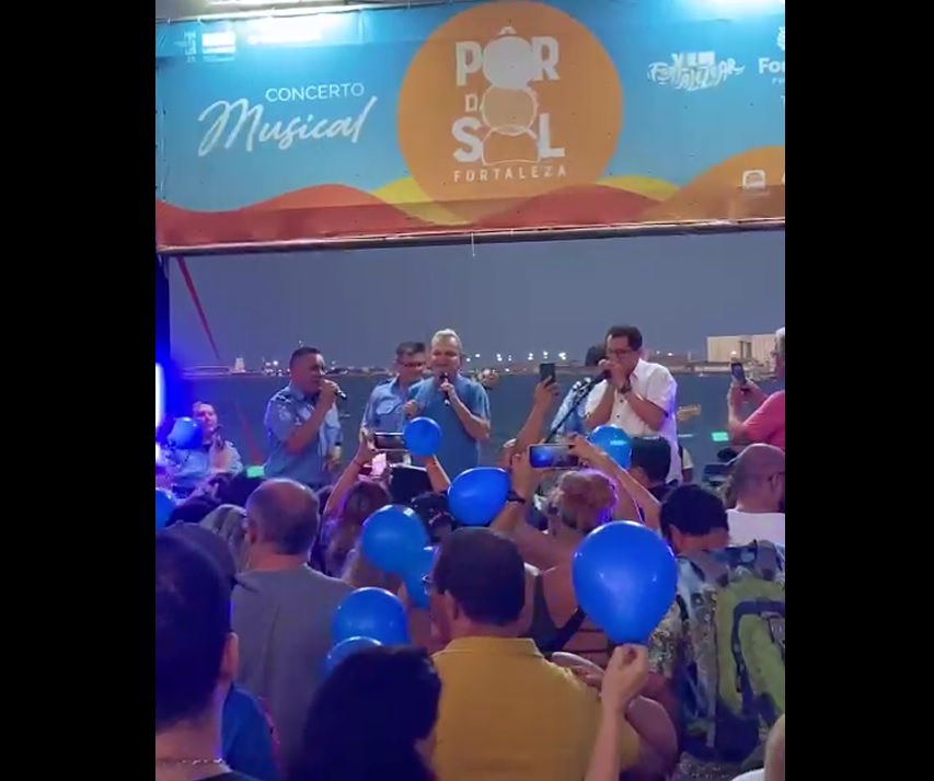 Sarto canta no palco em apresentação do Projeto Pôr do Sol, na Beira Mar