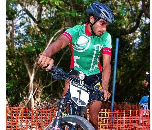 Ciclista morre após ser atropelado por carro em acostamento de rodovia no Ceará